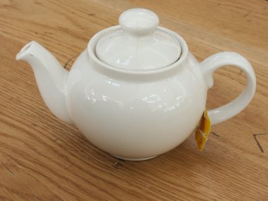 Ocak 2015 yaklaşık - Londra, İngiltere: ahşap bir masa beyaz çaydanlık