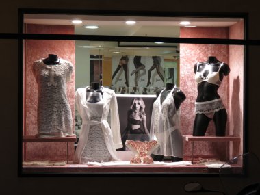 Padua, İtalya - Kasım 2014 yaklaşık: şık moda salonu şehir merkezinde yüksek couture kıyafetler, İtalya dünya çapında ünlü olan görüntüleme