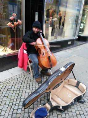 Vienna, Avusturya - yaklaşık Aralık 2014: tanımlanamayan sokak viyolonsel çalar