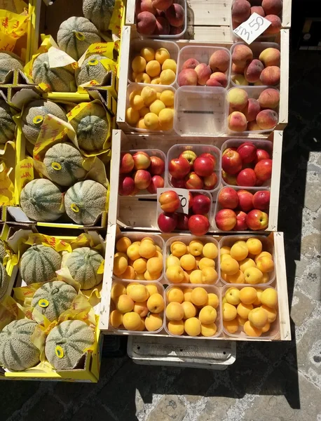 市場のカウンターの上の果物の種類 — ストック写真