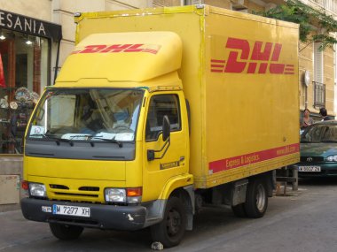 Madrid, İspanya - Haziran 2015 yaklaşık: Dhl Deutsche post van şehir merkezinin bir sokakta park edilmiş. DHL Avrupa'nın önde gelen özel mail şirketlerinden biridir.