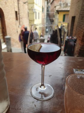 Bir kadeh kırmızı şarap. Alkolik.