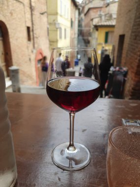 Bir kadeh kırmızı şarap. Alkolik.