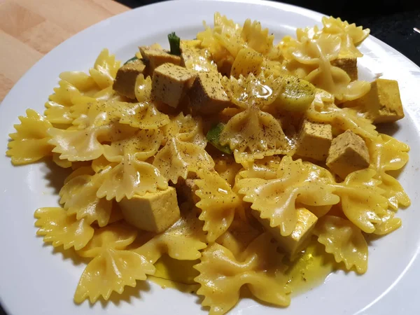 Vejetaryen carbonara makarna tofu, shaffron, pırasa ve yağ ile