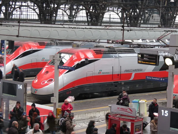 Gare centrale de Milano avec trains Frecciarossa — Photo