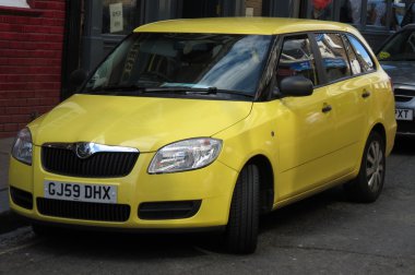  Sarı Skoda Fabia araba