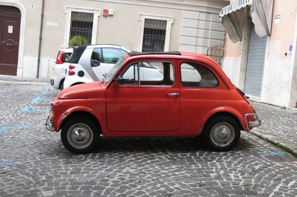 Червоний Fiat 500 — стокове фото