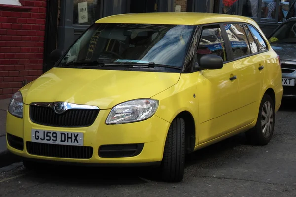 Amarelo Skoda Fabia carro — Fotografia de Stock