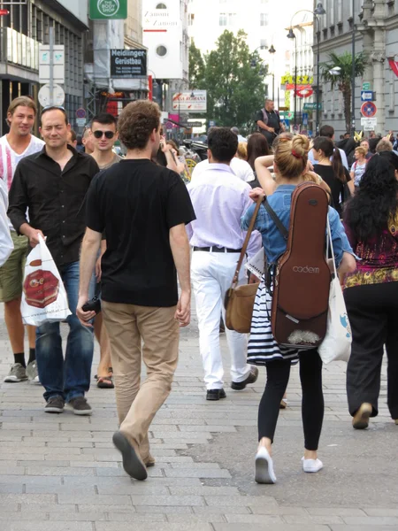 Emberek séta egy utcában, a város központjában — Stock Fotó