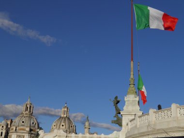 Roma - kiliseleri Barok kubbesi ve İtalyan bayrağı havada yüzer