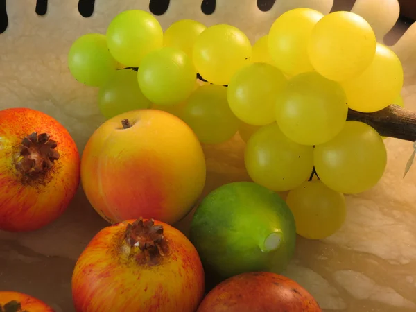 Många Olika Frukter Som Äpplen Persikor Druvor Och Figue Falska — Stockfoto