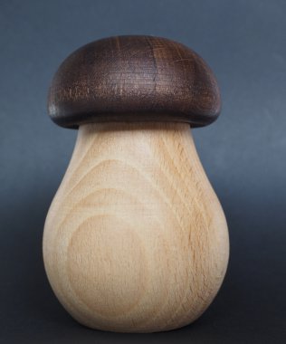 karabiber öğütücüsü siyah arka plan üzerinde