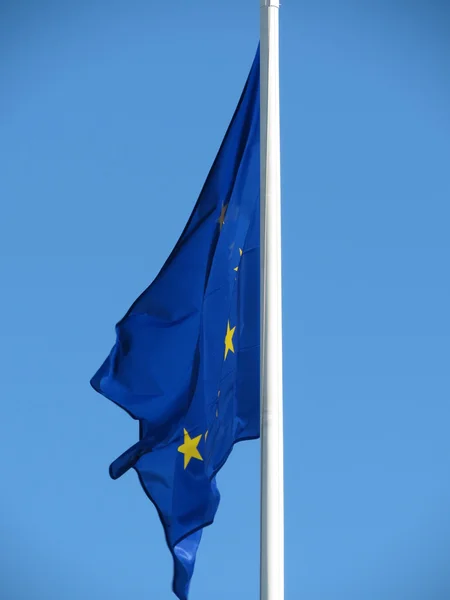 Europafahne Über Blauem Himmel — Stockfoto