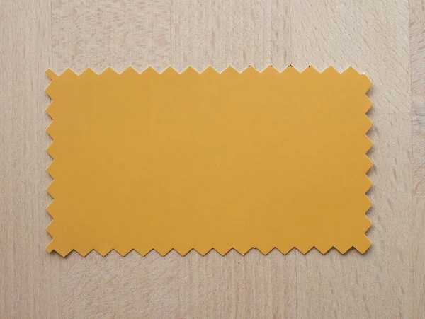 Swatch Papier Jaune Avec Bordure Zig Zag Coupé Avec Cisailles — Photo