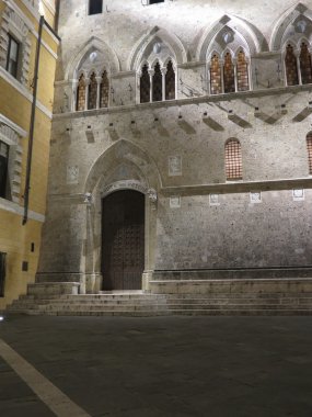 Siena, İtalya - yaklaşık Aralık 2014: Monte dei Paschi di Siena banka merkezinin