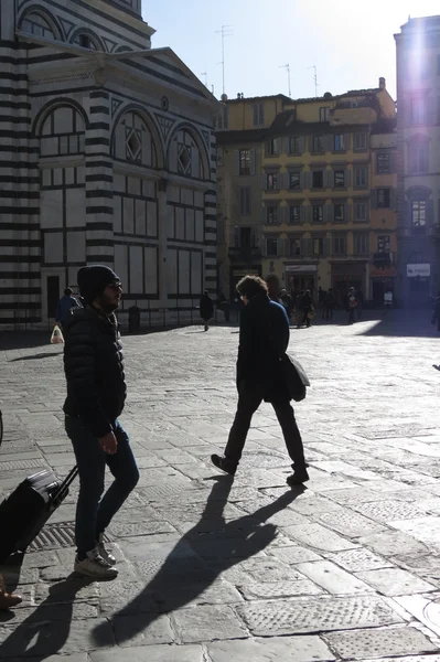 Florencia Italia Circa Enero 2016 Turistas Identificados Llevando Equipaje Sobre — Foto de Stock