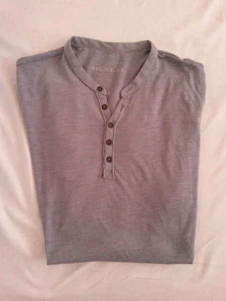 折り畳まれた灰色生地シャツ — ストック写真