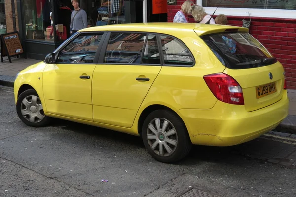 Amarelo Skoda Fabia carro — Fotografia de Stock