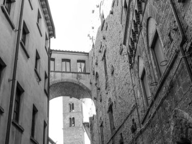 Volterra, İtalya ortaçağ kasabası - siyah-beyaz şehir merkezinin görünümü