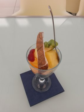 bir fincan meyve salatası