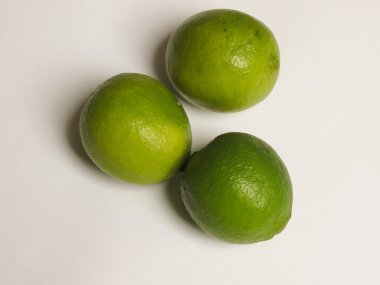 Beyaz zemin üzerinde üç kireç Narenciye meyve