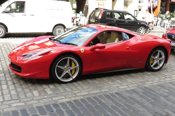 Ferrari voiture dans la rue — Photo