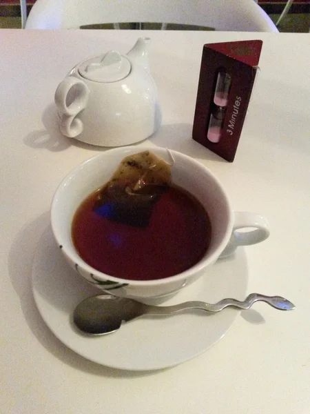 Xícara de chá e ampulheta — Fotografia de Stock