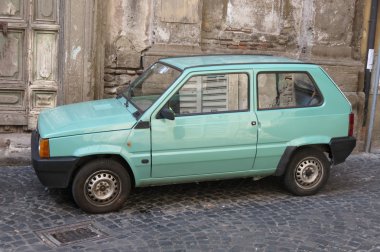 Rome, İtalya - Ekim 2015 yaklaşık: şehir merkezinin bir sokakta park edilmiş ışık yeşil Fiat Panda araba