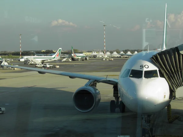 Alitalia letadla zaparkoval — Stock fotografie