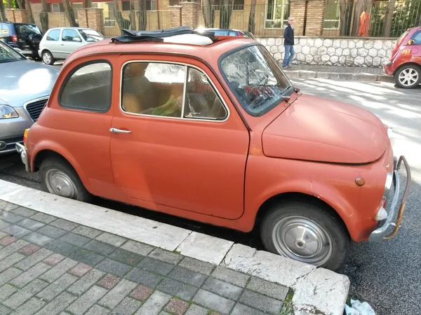 Roma Itália Circa Outubro 2015 Carro Fiat 500 Vermelho Estacionado — Fotografia de Stock