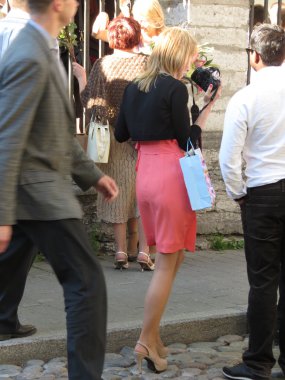 Tallinn, Estonya - Haziran 2012 yaklaşık: zarif bir mezuniyet töreninde insanlar giyinmiş