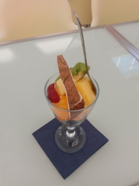 Bir cam fincan meyve salatası