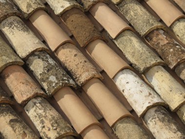 Çatı yüzeyi eski kırmızı kiremitli