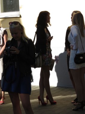 Tallinn, Estonya - Haziran 2012 yaklaşık: zarif bir mezuniyet töreninde insanlar giyinmiş