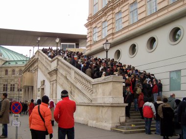 Vienna, Avusturya - Haziran 2012 yaklaşık: ziyaretçi çağrısı için Van Gogh geçici sergi Albertina Galerisi