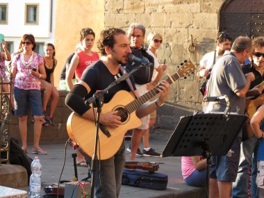 şarkı sözü yazarı ve şarkıcı Claudio Spadi