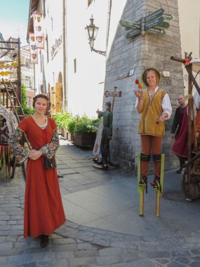 Ortaçağ kız ve jocker