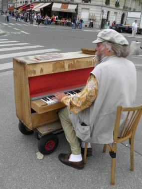 Paris'te Sokak piyanist