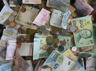 Bir miktar para - çeşitli ülkelerden gelen para birimleri