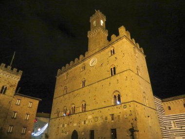 Volterra, İtalya ortaçağ kasabası - gece şehir merkezinin görünümü