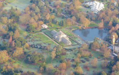 Londra üzerinde gökyüzünde uçan bir uçaktan havadan görünümü