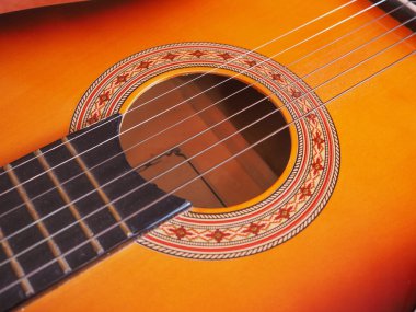 Müzik çalmak için akustik gitar detay