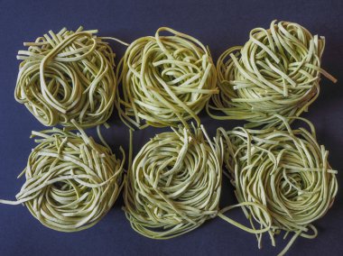 çiğ yeşil ıspanak tagliatelle makarna