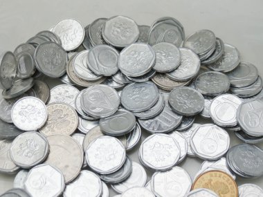 Bir kaç ön Euro Avusturyalı Şilin ile çek korunas (10 ve 20 sentlik demir, dolaşımdan şimdi çekilen)