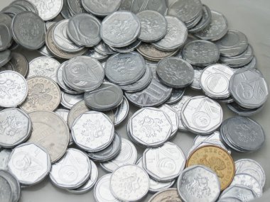 Bir kaç ön Euro Avusturyalı Şilin ile çek korunas (10 ve 20 sentlik demir, dolaşımdan şimdi çekilen)