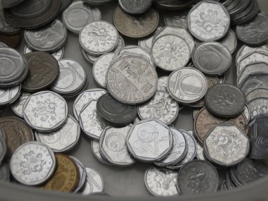 Bir kaç ön Euro Avusturyalı Şilin ile çek korunas (10 ve 20 sentlik demir, dolaşımdan şimdi çekilen) 