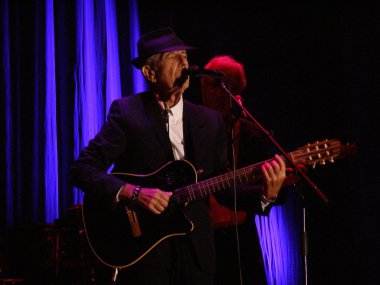 Floransa, 1 Eylül 2010: Onun tek İtalyan Tarihi Floransa, piazza Santa Croce 1 Eylül 2010 tarihinde tur için büyük bir kitleye önünde Leonard Cohen sings.