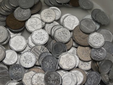 Bir kaç ön Euro Avusturyalı Şilin ile çek korunas (10 ve 20 sentlik demir, dolaşımdan şimdi çekilen) 