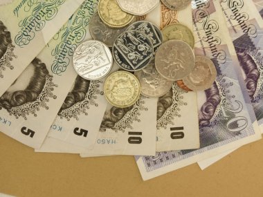 İngiliz Sterlini Sterlini (Gbp) banknot ve madeni paraların Queen Elizabeth II portresini taşıyan