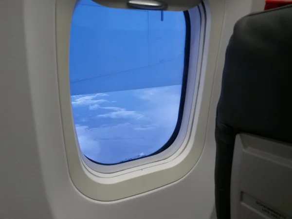 维也纳 2014年5月 奥地利航空公司公司的航空器的内部 左边窗口和位子 — 图库照片
